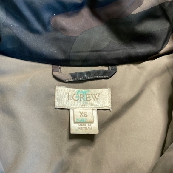 J. Crew Factory Quilted Puffer Vest, Camo Pattern, Down Blend Fill, sz XS - Picture 2 of 11